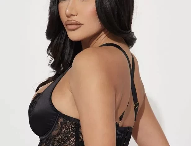 Fashion Nova model showcases ‘flawless’ curves in lace two-piece set