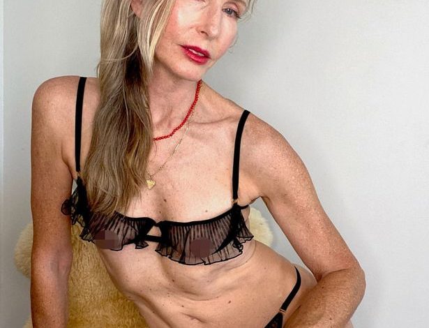 Mature model wows as she proudly shows off pubic hair in sheer lingerie