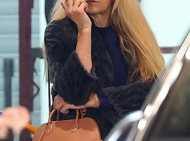 Jerry Hall, 67, shows off her natural beauty makeup free