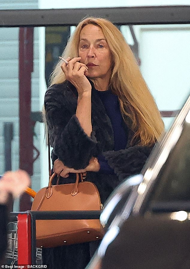 Jerry Hall, 67, shows off her natural beauty makeup free