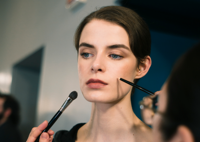 Smoky Eyes and Brown Lips: Alberta Ferretti’s Beauty Look was An Ode to the ’90s