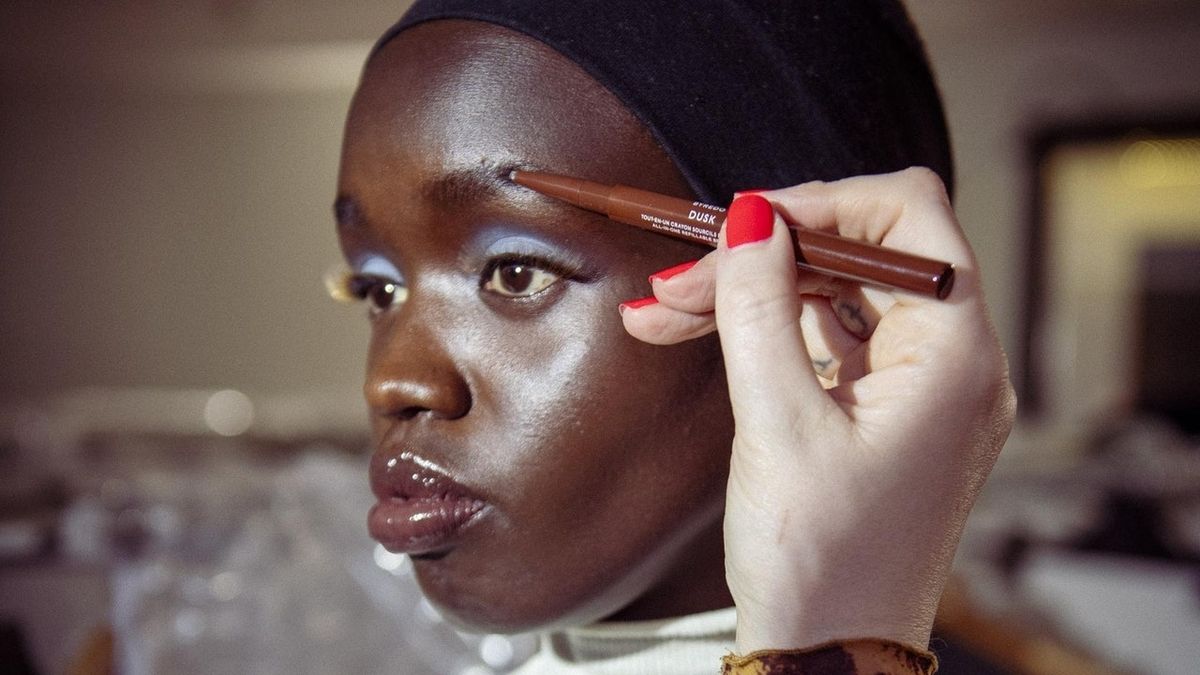 London Fashion Week AW24 Unveils Top Beauty Trends: From Grunge to…