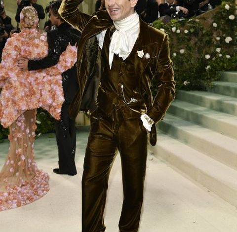 Barry Keoghan wows fans with velvet Burberry suit and top hat at Met Gala