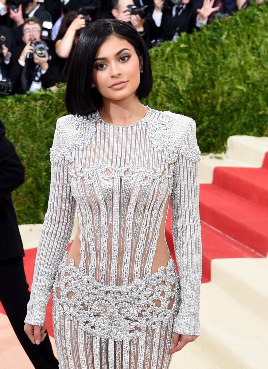 At the 2016 MET Gala, Kylie made quite an entrance wearing a heavily adorned Balmain gown. The dress was strikingly metallic and adorned with intricate details. It was so elaborate that it even caused some discomfort for the reality TV star, leading to a minor injury where the dress made her bleed.