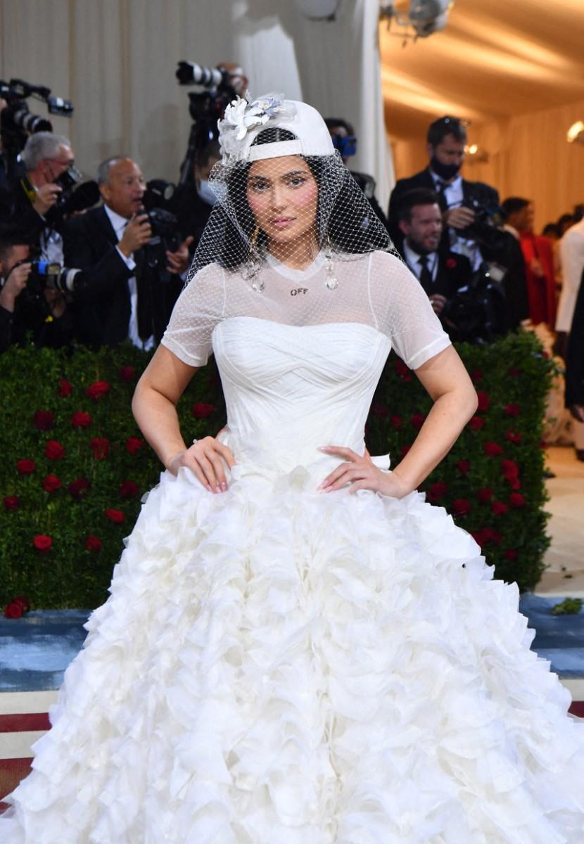 Kylie Jenner's bridal look at the MET Gala 2022 was underwhelming. She wore a dress from Off-White's Fall/Winter 2022 couture collection.