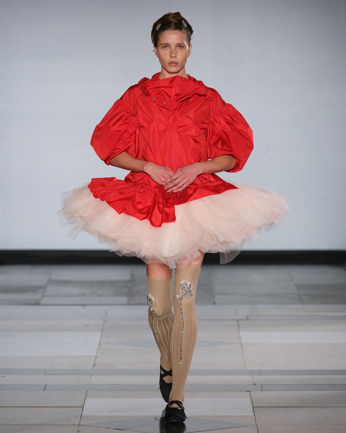 Staged within the Old Bailey courthouse, Simone Rocha presented an ultra-feminine collection for Spring-Summer 2025.