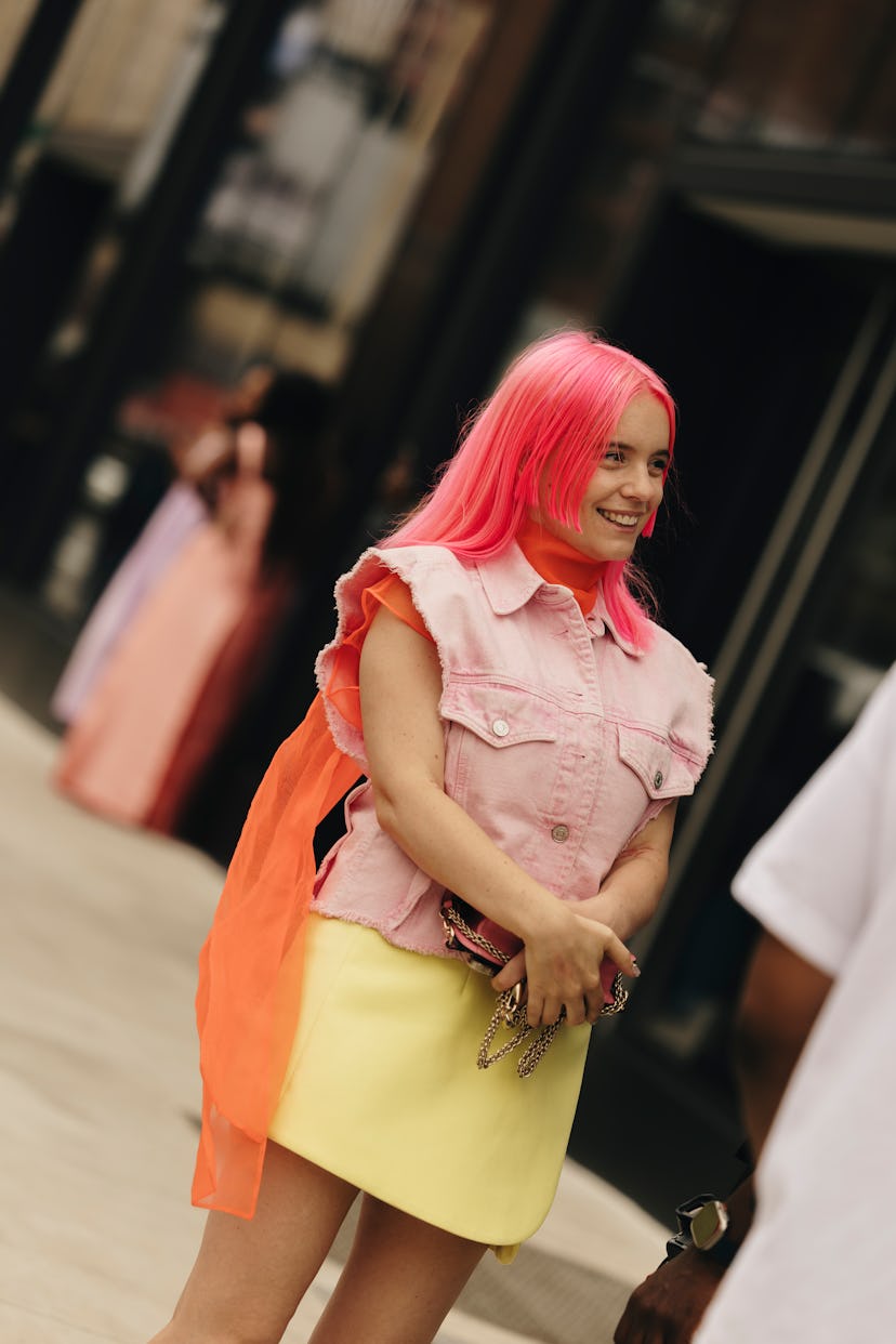 Neon pink hair NYFW spring/summer 2025 street style beauty