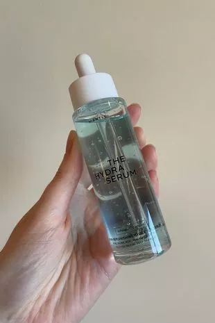 Lauren holds mantle hydra serum