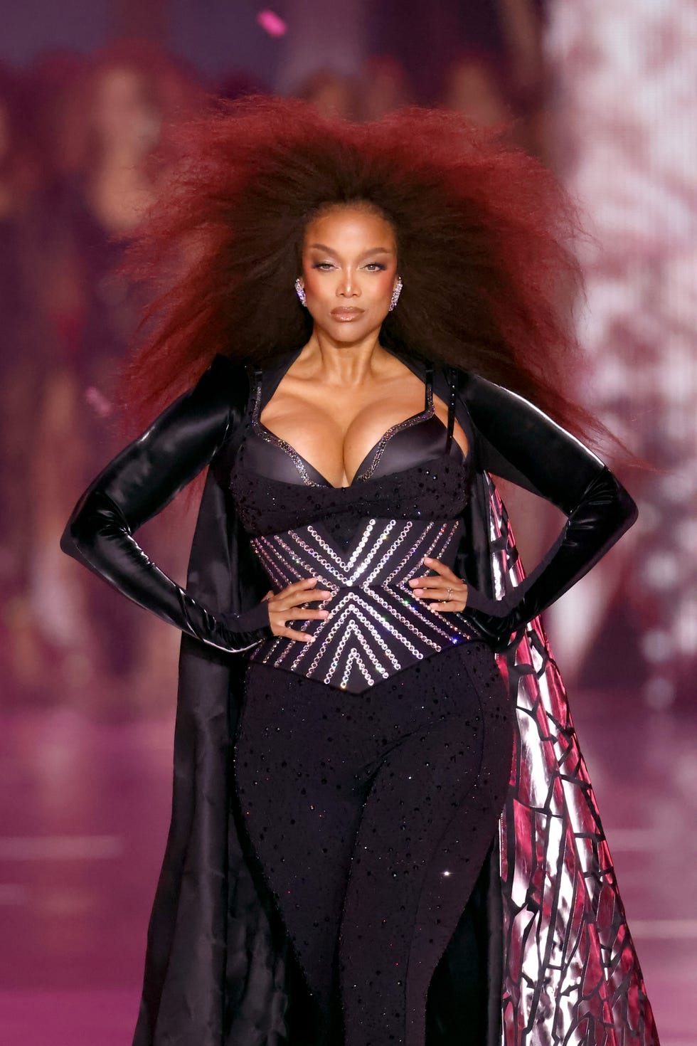 Tyra Banks debuts a *gigantic* ‘fro at the Victoria’s Secret Fashion Show